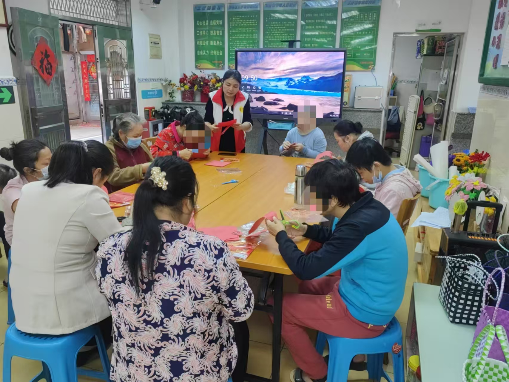 黄埔艾欣开展“剪彩人生”残疾人剪纸活动